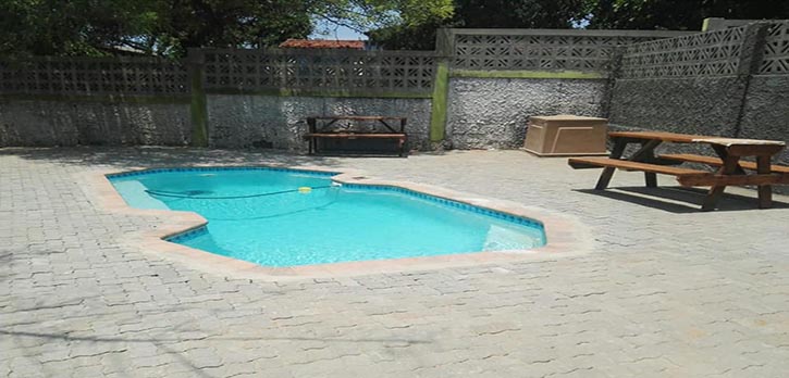 Pool area - Suite side